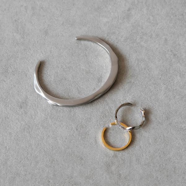 上：バングル　OPAQUE(MATTE STEEL)、左：リング　Ribbed(Gold Plated)、右：リング　Chene Raw(Polished Steel)