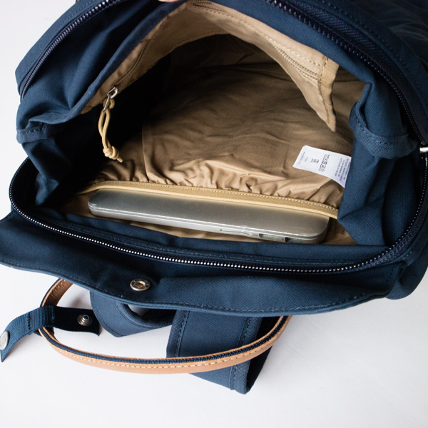 15インチのパソコンを収納できるパッド付収納(NAVY)