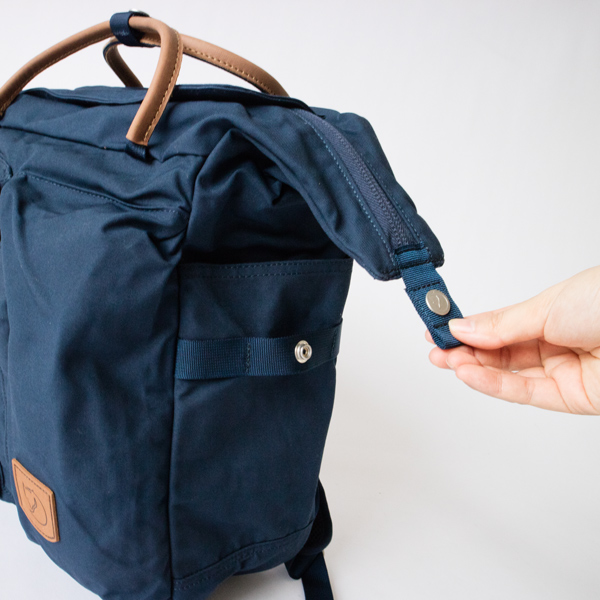 メイン収納のジッパーがサイドポケットのフラップにもなります(NAVY)