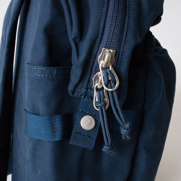 メイン収納のジッパー部分(NAVY)