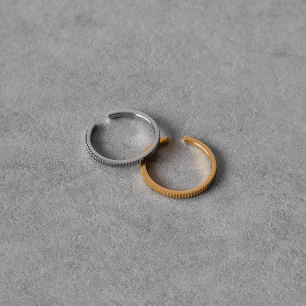 左：Polished Stee、右：Gold Plated
