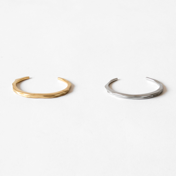 左：MATTE STEEL、右：MATTE GOLD PLATED