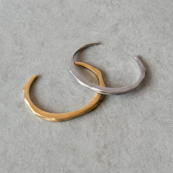 左：MATTE STEEL、右：MATTE GOLD PLATED
