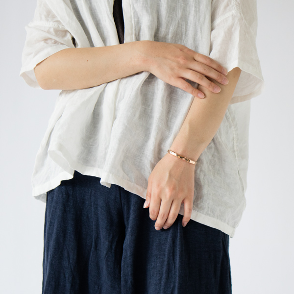 着用イメージ（モデル身長：162cm、着用：バングル　ICON(54 MM Rose Gold Plate)）