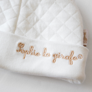 「キリンのソフィー」と刺繍されています(帽子) 「キリンのソフィー」と刺繍されています(帽子)