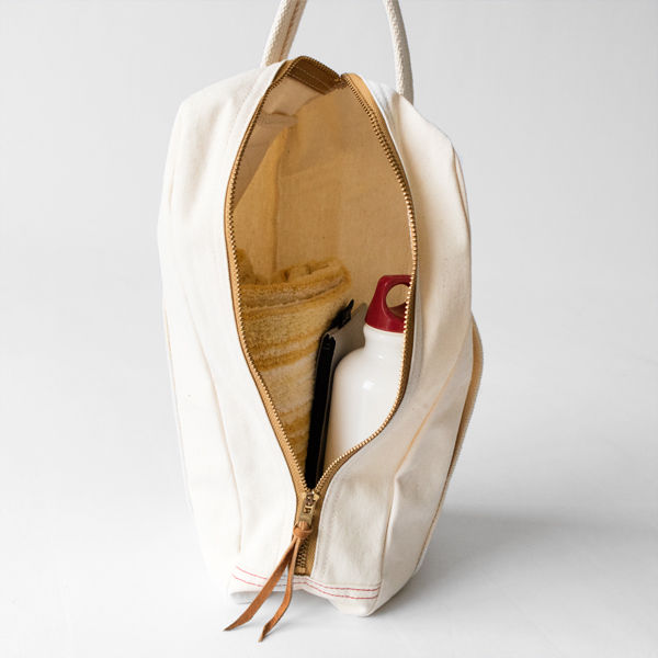 水筒などの高さのあるものの持ち運びなども便利 水筒などの高さのあるものの持ち運びなども便利