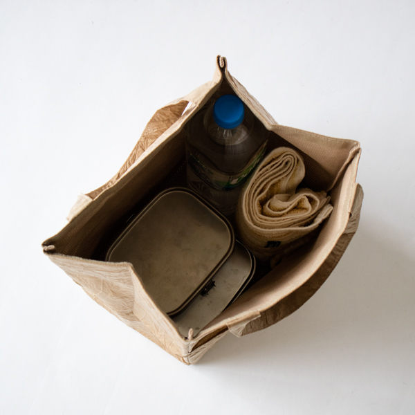 お弁当の他に水筒、タオルなど色々と入れられます(BEIGE)