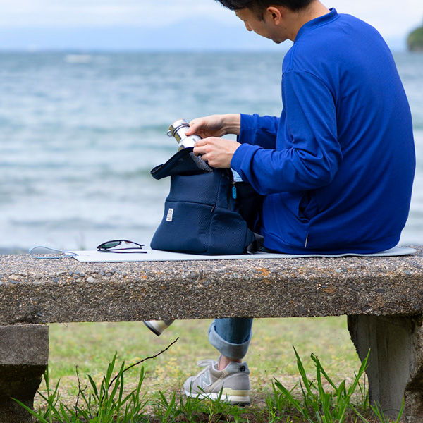 ベンチにもちょうど良い、スリムな形