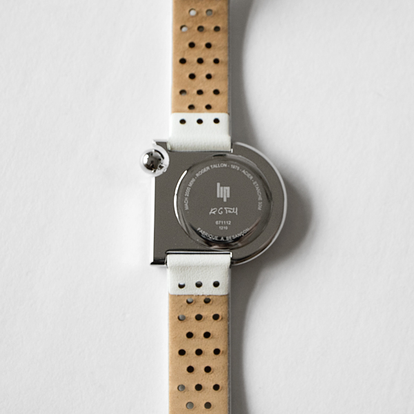 ブランドロゴとデザインを手がけたロジェ・タロンの手書きサインが刻印 ブランドロゴとデザインを手がけたロジェ・タロンの手書きサインが刻印