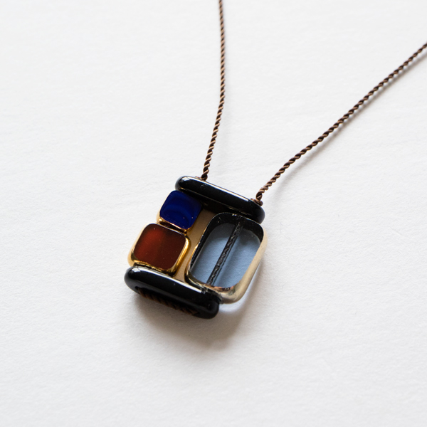 透け感のあるガラスビーズ 透け感のあるガラスビーズ