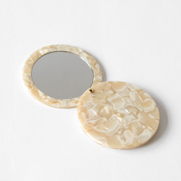 開いた様子（Ivory）