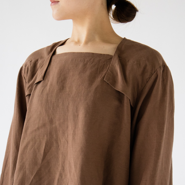 まっすぐなデザインの首元(BROWN)