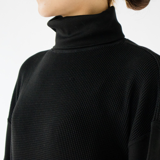 異素材の組み合わせがポイントになったプルオーバー(BLACK) 異素材の組み合わせがポイントになったプルオーバー(BLACK)