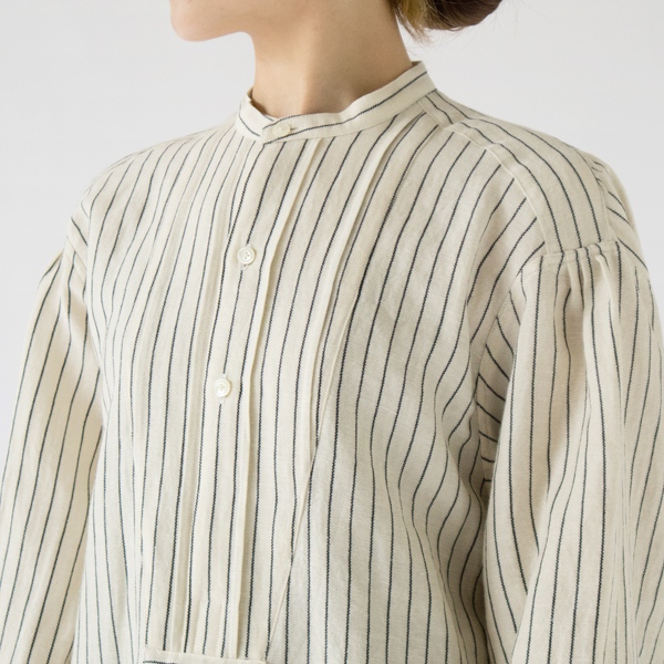 ひだのあるクラシカルなボサムシャツのデザイン(WHITE×NAVY)