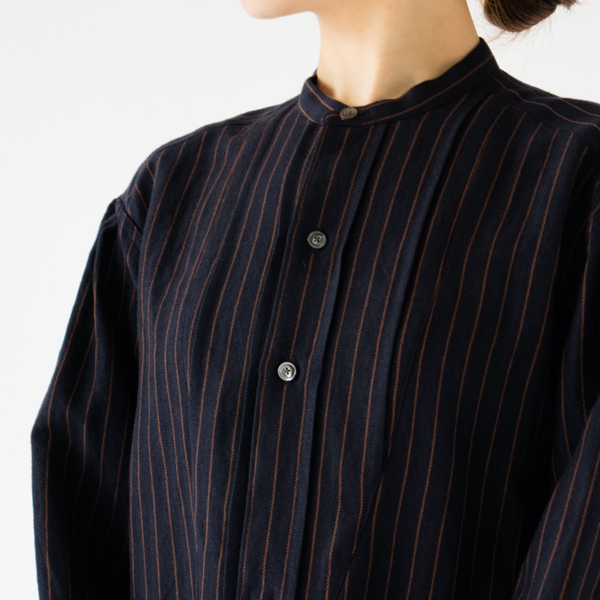 ひだのあるクラシカルなボサムシャツのデザイン(NAVY×BROWN)