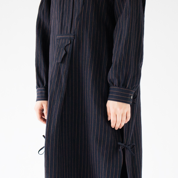 袖口のギャザーや正面のデザインもポイント(NAVY×BROWN)