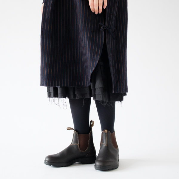 スリップやスカートとのレイヤードを楽しんでも(NAVY×BROWN)