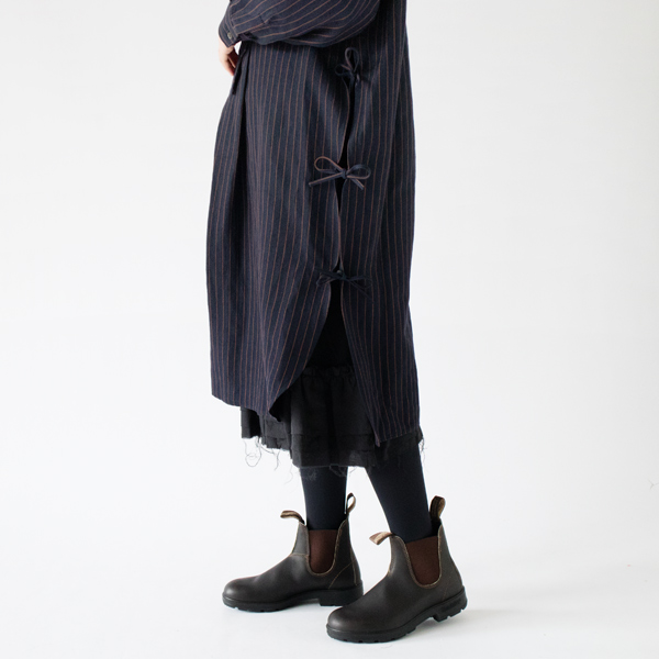 スリップやスカートとのレイヤードを楽しんでも(NAVY×BROWN)