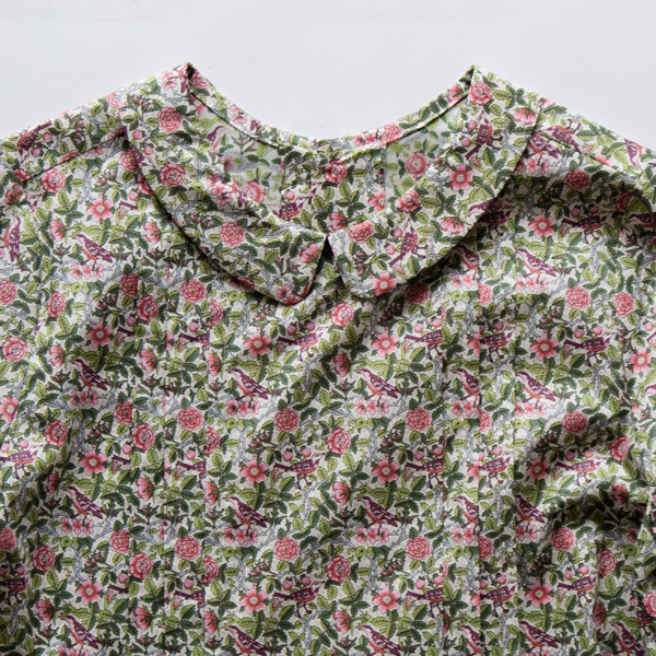 女性らしい印象の丸みを帯びた襟 女性らしい印象の丸みを帯びた襟