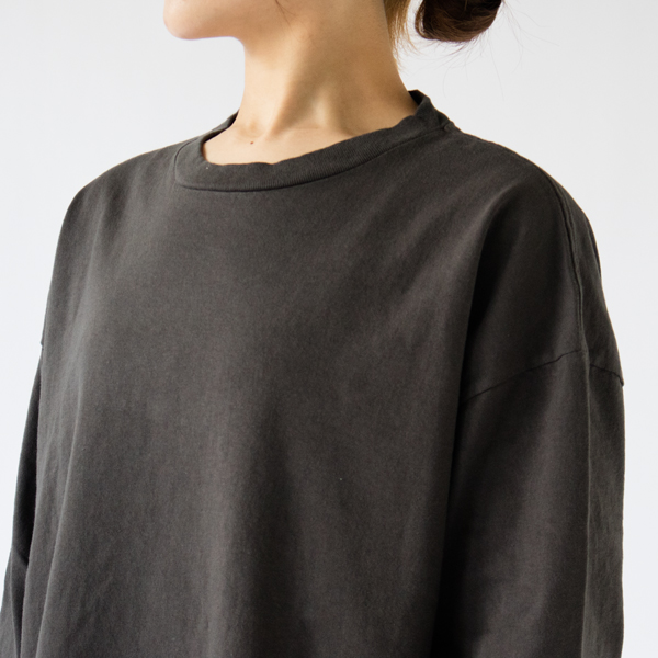 すっきりと見せてくれるドロップショルダーにゆったりとしたデザイン(GRAY) すっきりと見せてくれるドロップショルダーにゆったりとしたデザイン(GRAY)
