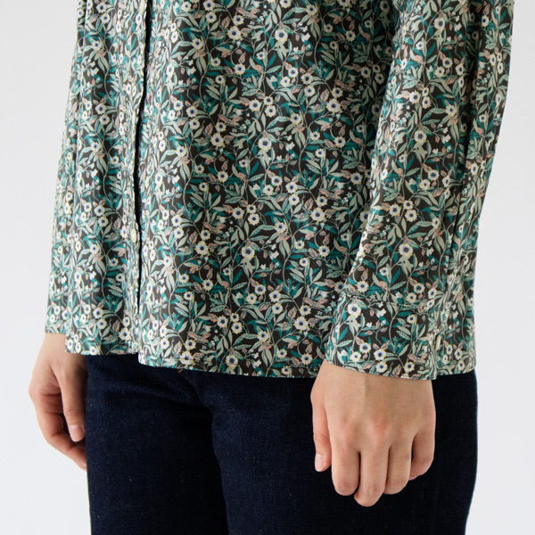 すっきりとした裾とカフス仕様の袖口 すっきりとした裾とカフス仕様の袖口