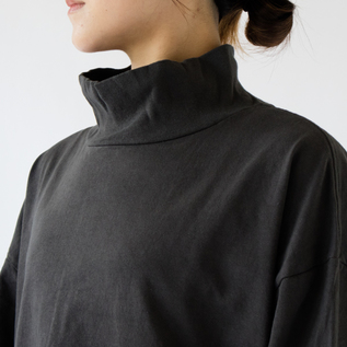 顔周りをすっきりと見せてくれるハイネック(GRAY) 顔周りをすっきりと見せてくれるハイネック(GRAY)