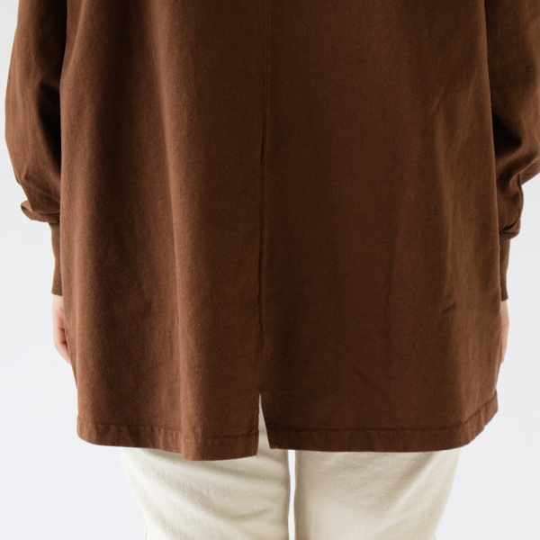 バックのスリットが服全体に立体感を出してくれます(BROWN)