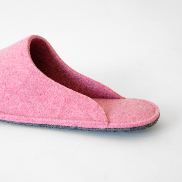 柔らかいカーブが足を包み込みます