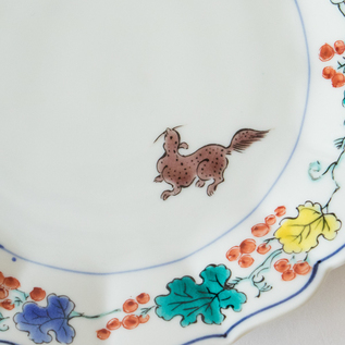 リスとブドウの陶磁器皿　武腰泰山 ぶどうとリス 七寸中皿／宮本泰山堂(みやもとたいざんどう)｜愛着を