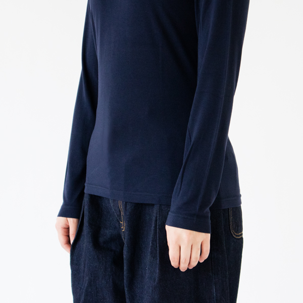 一枚でもインナーとしても着られる丈感(NAVY)