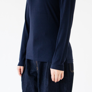 一枚でもインナーとしても着られる丈感(NAVY) 一枚でもインナーとしても着られる丈感(NAVY)