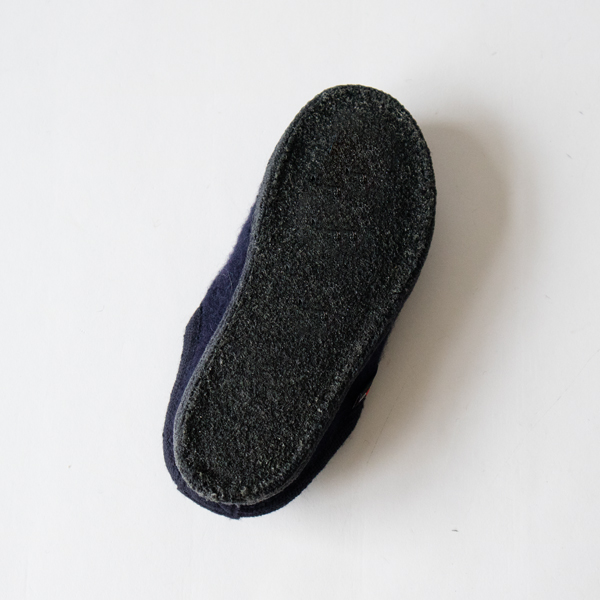 ソールにはラテックスコーティングが施されており、フローリングでも滑りにくい ソールにはラテックスコーティングが施されており、フローリングでも滑りにくい