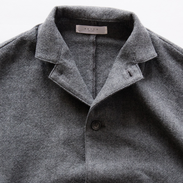 襟は折り返しても着られます(GREY) 襟は折り返しても着られます(GREY)