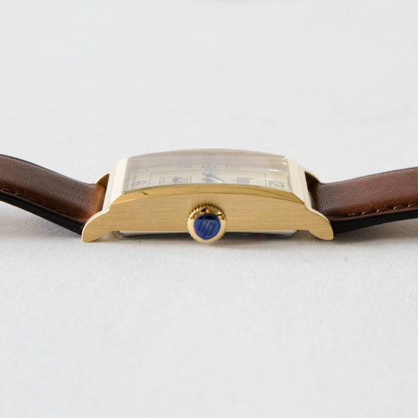 ケース側面(BROWN)※リューズの青色は保護フィルムです ケース側面(BROWN)※リューズの青色は保護フィルムです