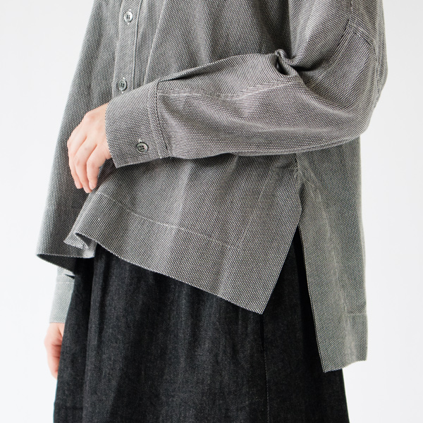 サイドにはスリット(GREY)