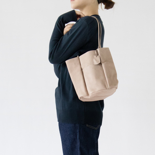 手を空けておきたいときは肩掛けに(PINK BEIGE) ※チャームは付属していません。 手を空けておきたいときは肩掛けに(PINK BEIGE) ※チャームは付属していません。