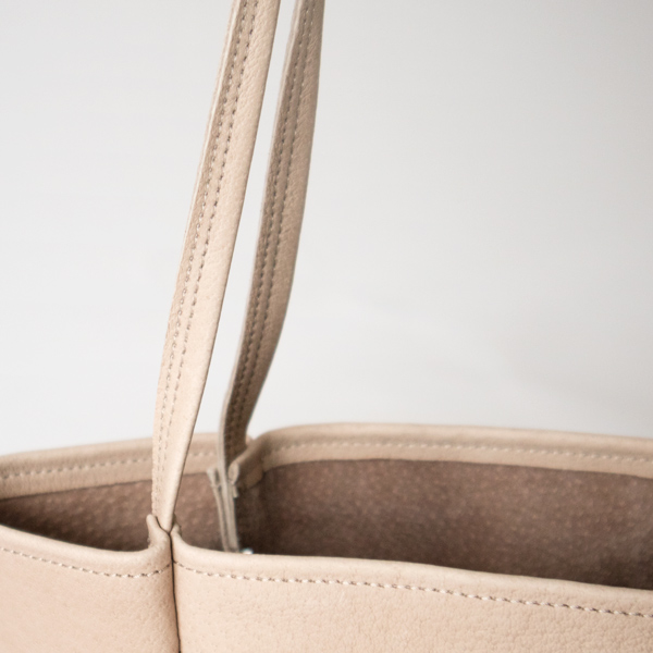 肩掛け、手持ちに対応したちょうど良い長さのハンドル(PINK BEIGE)