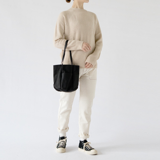 BLACK(モデル身長:162cm)※チャームは付属していません。 BLACK(モデル身長:162cm)※チャームは付属していません。