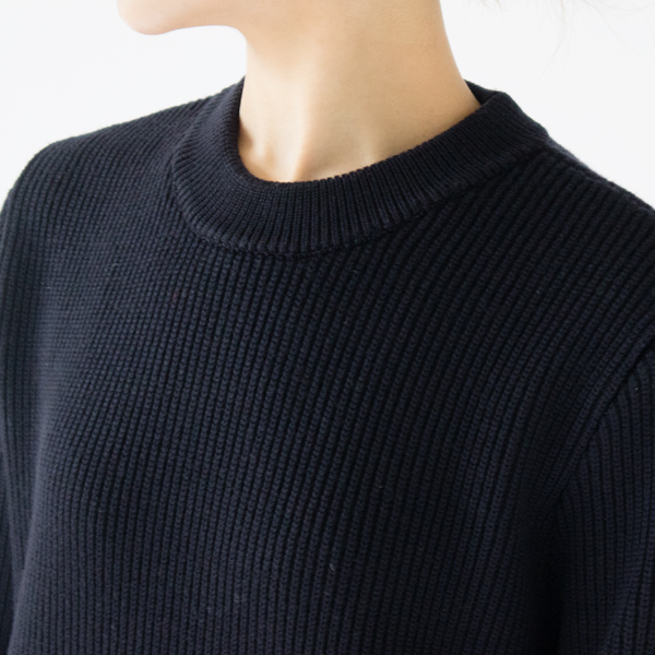 丸みがあるナチュラルな首元 丸みがあるナチュラルな首元