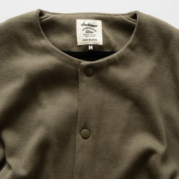 やや詰まった襟元は、野球のユニフォームがモチーフ(Khaki)