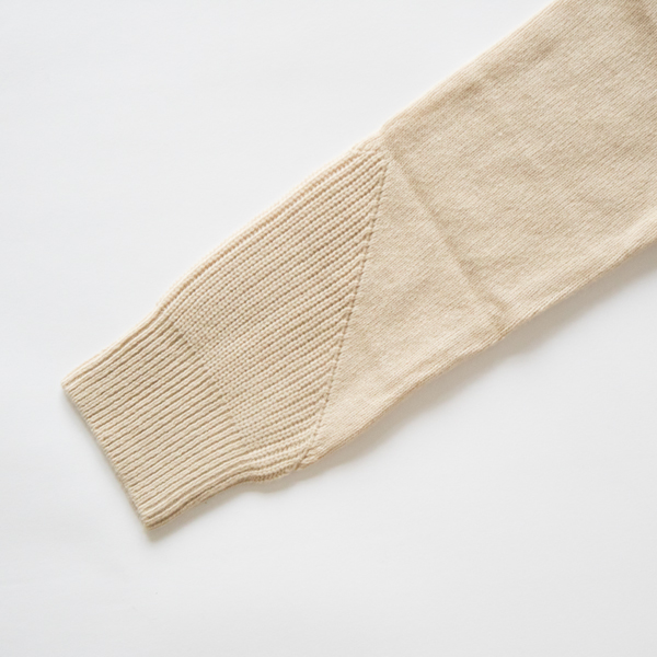 少し絞りのある袖口 少し絞りのある袖口