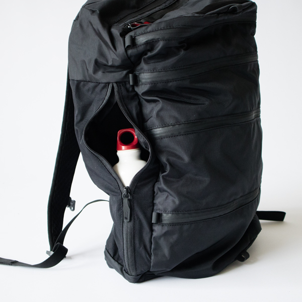 サイドのジッパー式ウォーターボトルポケット サイドのジッパー式ウォーターボトルポケット