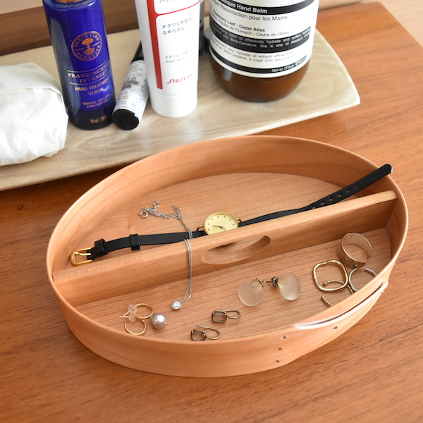 アクセサリーを飾るように収納して(BUREAU TRAY)