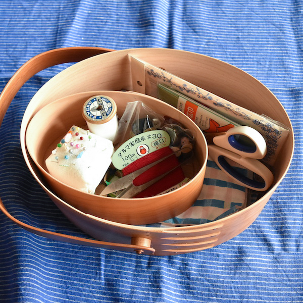SWING HANDLE BOX(2)の中に、OVAL SHAKER BOX(1)を入れて、裁縫箱として