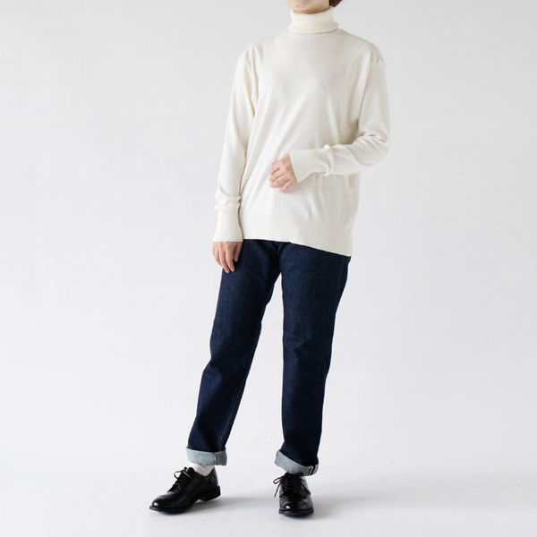 比較的薄手ですが一枚で着られます（モデル身長：162cm、Panna-4）