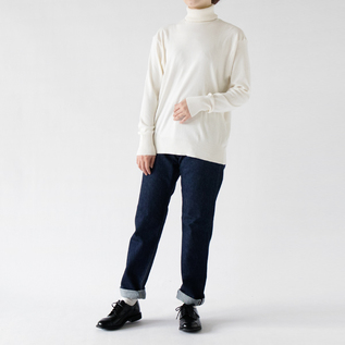 比較的薄手ですが一枚で着られます(モデル身長:162cm、Panna-4) 比較的薄手ですが一枚で着られます(モデル身長:162cm、Panna-4)