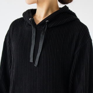 フードには太めの平紐が通っています(BLACK) フードには太めの平紐が通っています(BLACK)