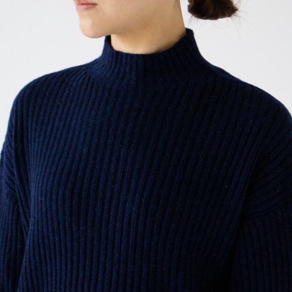 首にぴたりと沿うようなタートルネック(NAVY) 首にぴたりと沿うようなタートルネック(NAVY)