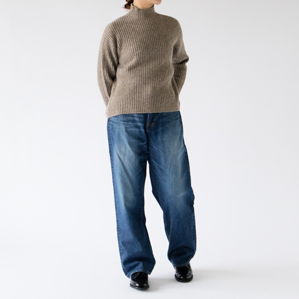 デニムとの相性も良いです(GREY、モデル身長:162cm) デニムとの相性も良いです(GREY、モデル身長:162cm)