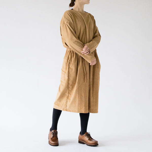 タイツやレギンス、ブーツも合わせやすい丈感（CAMEL、モデル身長：162cm）